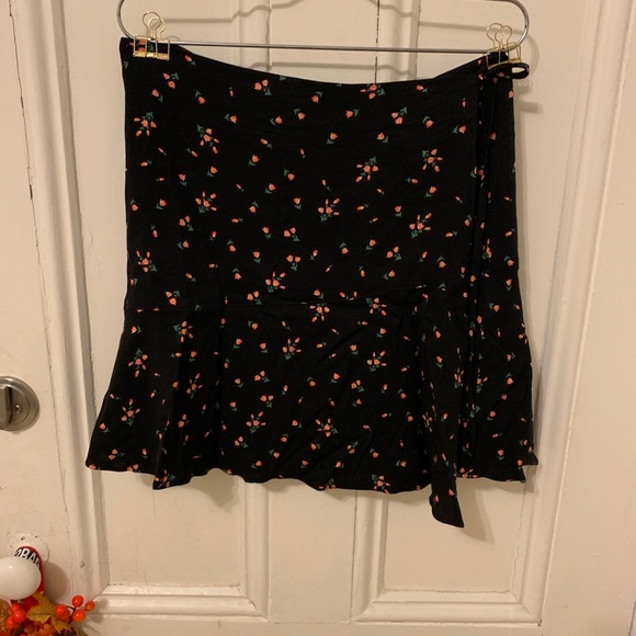 Urban Outfitters Floral Mini wrap skirt - Picture 2 of 4